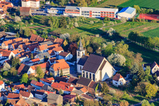 Vue aérienne de Église Saint-Joseph de Offenbach / Queich à le quartier Offenbach in Offenbach an der Queich dans le département Rhénanie-Palatinat, Allemagne
