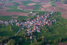 Vue aérienne de Champs agricoles et terres agricoles à Keffenach dans le département Bas Rhin, France
