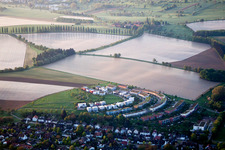 Vue aérienne de Zone résidentielle d'un ensemble immobilier écologique multifamilial de cinquante acres à le quartier Hohenwettersbach in Karlsruhe dans le département Bade-Wurtemberg, Allemagne