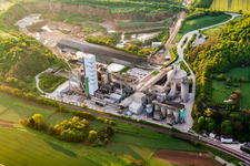 Vue aérienne de Terrain et zones de morts-terrains, mine de ciment à ciel ouvert et usine de matériaux de construction, carrière Walzbachtal à le quartier Wössingen in Walzbachtal dans le département Bade-Wurtemberg, Allemagne
