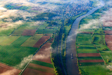 Vue aérienne de B27 et ligne de chemin de fer sur le Neckar sous les nuages à Offenau dans le département Bade-Wurtemberg, Allemagne