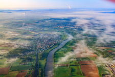 Vue aérienne de Lieu sur le Neckar sous les nuages à Offenau dans le département Bade-Wurtemberg, Allemagne