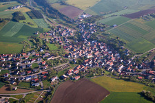 Vue aérienne de Vue sur le village à le quartier Gerichtstetten in Hardheim dans le département Bade-Wurtemberg, Allemagne