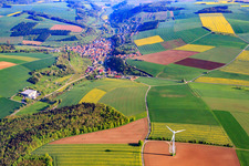 Vue aérienne de Village entre les champs vu du sud à le quartier Gissigheim in Königheim dans le département Bade-Wurtemberg, Allemagne