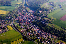 Vue aérienne de Vue des rues et des maisons dans les quartiers résidentiels à Reichenberg dans le département Bavière, Allemagne