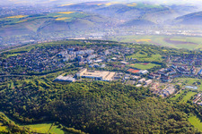 Vue aérienne de Zone industrielle de la Berner Straße avec Top Logistiklösungen GmbH et Druckhaus Mainfranken à le quartier Heuchelhof in Würzburg dans le département Bavière, Allemagne