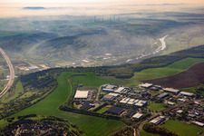Vue aérienne de Zone industrielle Delpstraße avec ELEMENTS Würzburg, Eurostyle Systems et le dépôt de tramway de Würzburger à le quartier Heuchelhof in Würzburg dans le département Bavière, Allemagne