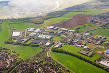 Vue aérienne de Zone industrielle Delpstraße avec ELEMENTS Würzburg, Eurostyle Systems et le dépôt de tramway de Würzburger à le quartier Heuchelhof in Würzburg dans le département Bavière, Allemagne