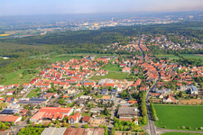 Vue aérienne de Rue principale depuis le sud à Schwebheim dans le département Bavière, Allemagne