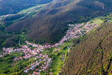Vue aérienne de Champs agricoles et surfaces utilisables à Spirkelbach dans le département Rhénanie-Palatinat, Allemagne