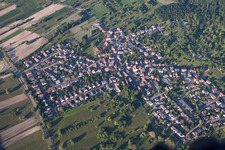 Quartier Oberweier in Ettlingen dans le département Bade-Wurtemberg, Allemagne du point de vue du drone