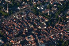 Ettlingen dans le département Bade-Wurtemberg, Allemagne depuis l'avion