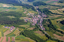 Vue aérienne de Champs agricoles et terres agricoles à Zimmern unter der Burg dans le département Bade-Wurtemberg, Allemagne