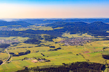 Vue aérienne de Vue du nord à le quartier Schörzingen in Schömberg dans le département Bade-Wurtemberg, Allemagne