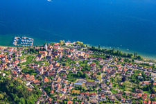 Vue aérienne de Église Saint-Martin et quai des yachts à East Harbor à Sipplingen dans le département Bade-Wurtemberg, Allemagne