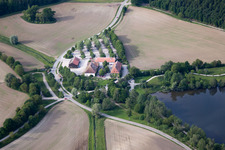 Vue aérienne de Parc animalier Affenberg à Mendlishauser Weiher à le quartier Tüfingen in Salem dans le département Bade-Wurtemberg, Allemagne
