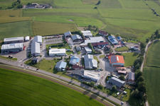 Vue aérienne de Zone industrielle et implantation d'entreprise Im Branden avec PRINOTH - AHWI Maschinenbau GmbH dans le district d'Ebratsweiler à le quartier Herdwangen in Herdwangen-Schönach dans le département Bade-Wurtemberg, Allemagne