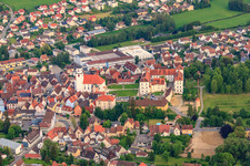Vue de la ville depuis le nord avec le château Meßkirch et l'église Saint-Martin à Meßkirch dans le département Bade-Wurtemberg, Allemagne vue d'en haut