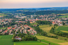 Vue aérienne de Vue de la ville depuis l'ouest avec l'église Saint-Martin à Meßkirch dans le département Bade-Wurtemberg, Allemagne