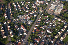 Vue aérienne de Zone résidentielle d'un lotissement de maisons unifamiliales à le quartier Diedelsheim in Bretten dans le département Bade-Wurtemberg, Allemagne