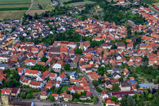 Vue aérienne de Mühlgasse jusqu'à l'église paroissiale Saint-Michel à Rheinzabern dans le département Rhénanie-Palatinat, Allemagne