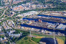 Vue aérienne de Ports rhénans de Karlsruhe avec conception en acier inoxydable PHOS et Rhenus Port Logistics Rhein Neckar GmbH & Co. KG à Werftstr à le quartier Mühlburg in Karlsruhe dans le département Bade-Wurtemberg, Allemagne