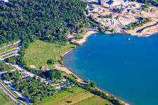 Vue aérienne de Pelouse ensoleillée à Epplesee couverte de baigneurs à le quartier Silberstreifen in Rheinstetten dans le département Bade-Wurtemberg, Allemagne