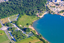 Vue aérienne de Pelouse ensoleillée à Epplesee couverte de baigneurs à le quartier Silberstreifen in Rheinstetten dans le département Bade-Wurtemberg, Allemagne