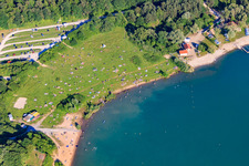 Vue oblique de Pelouse ensoleillée à Epplesee couverte de baigneurs à le quartier Silberstreifen in Rheinstetten dans le département Bade-Wurtemberg, Allemagne