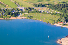 Vue aérienne de Pelouse ensoleillée à Epplesee pleine de baigneurs à le quartier Silberstreifen in Rheinstetten dans le département Bade-Wurtemberg, Allemagne
