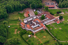 Pension pour chevaux au monastère de Liebfrauenberg à Bad Bergzabern dans le département Rhénanie-Palatinat, Allemagne hors des airs