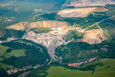 Vue aérienne de Carrière de l'usine de ciment à ciel ouvert et de matériaux de construction Fels-Werke GmbH Kalkwerk Rübeland à Elbingerode (Harz) à le quartier Rübeland in Oberharz am Brocken dans le département Saxe-Anhalt, Allemagne