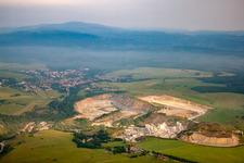 Vue aérienne de Carrière de l'usine de ciment à ciel ouvert et de matériaux de construction Fels-Werke GmbH Kalkwerk Rübeland dans le district de Rübeland à Elbingerode (Harz) à le quartier Hüttenrode in Blankenburg dans le département Saxe-Anhalt, Allemagne