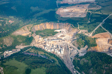 Vue aérienne de Carrière de l'usine de ciment à ciel ouvert et de matériaux de construction Fels-Werke GmbH Kalkwerk Rübeland à Elbingerode (Harz) à le quartier Rübeland in Oberharz am Brocken dans le département Saxe-Anhalt, Allemagne