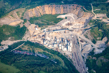 Vue aérienne de Carrière d'extraction et de production de ciment à Elbingerode (Harz) à le quartier Rübeland in Oberharz am Brocken dans le département Saxe-Anhalt, Allemagne