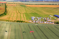 Photographie aérienne de Paramoteurs à l'aérodrome Ballenstedt à le quartier Asmusstedt in Ballenstedt dans le département Saxe-Anhalt, Allemagne