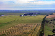 Vue aérienne de Aérodrome dans la brume matinale à le quartier Asmusstedt in Ballenstedt dans le département Saxe-Anhalt, Allemagne