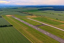 Vue aérienne de Piste de l'aéroport de Magdebourg Cochstedt à le quartier Cochstedt in Hecklingen dans le département Saxe-Anhalt, Allemagne