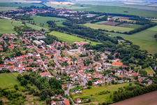 Vue aérienne de Du nord-ouest à le quartier Hausneindorf in Selke-Aue dans le département Saxe-Anhalt, Allemagne