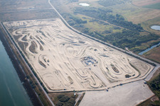 Vue aérienne de Chantier de construction d'installations portuaires sur le littoral de la Manche à Loon-Plage dans le département Nord, France