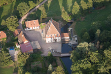 Vue aérienne de Moulin à eau historique dans la ferme du quartier de Bienwaldmühle à Scheibenhardt dans le département Rhénanie-Palatinat, Allemagne