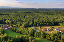Vue oblique de Lauterweg dans le quartier de Bienwaldmühle à Scheibenhardt dans le département Rhénanie-Palatinat, Allemagne