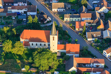 Vue aérienne de Église catholique Saint-Louis à Scheibenhardt dans le département Rhénanie-Palatinat, Allemagne