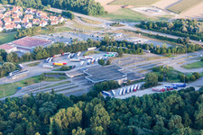 Vue aérienne de Aires de stationnement pour camions et stockage en plein air à l'ancien poste frontière de Lauterbourg, aujourd'hui commissariat de police fédérale de Bienwald à Scheibenhard dans le département Bas Rhin, France