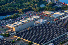 Vue aérienne de Camions Mercedes-Benz stockés à l'usine automobile de Wörth à Wörth am Rhein dans le département Rhénanie-Palatinat, Allemagne