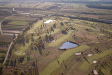 Club de golf Urloffen à le quartier Urloffen in Appenweier dans le département Bade-Wurtemberg, Allemagne du point de vue du drone