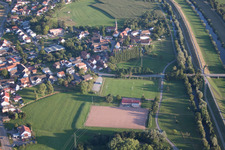 Vue aérienne de Les rives de la Kinzig à le quartier Bühl in Offenburg dans le département Bade-Wurtemberg, Allemagne