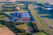 Vue aérienne de Terrain de la prison et clôture de sécurité de l'établissement correctionnel Établissement correctionnel Établissement correctionnel Offenburg à l'aéroport Offenburg-Baden à le quartier Uffhofen in Offenburg dans le département Bade-Wurtemberg, Allemagne