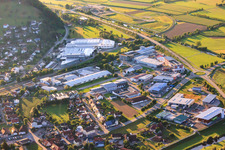 Vue aérienne de Zone industrielle de la Zeller Straße avec Pohl - Scandia GmbH et Hund Möbelwerke GmbH & Co KG à Biberach dans le département Bade-Wurtemberg, Allemagne