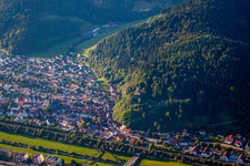 Vue aérienne de Les rives de la Kinzig à Hausach dans le département Bade-Wurtemberg, Allemagne